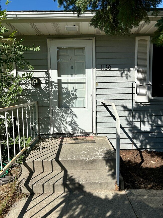 Foto del edificio - Pet friendly 3 bed, 2 bath Duplex - next to park, quiet neighborhood!