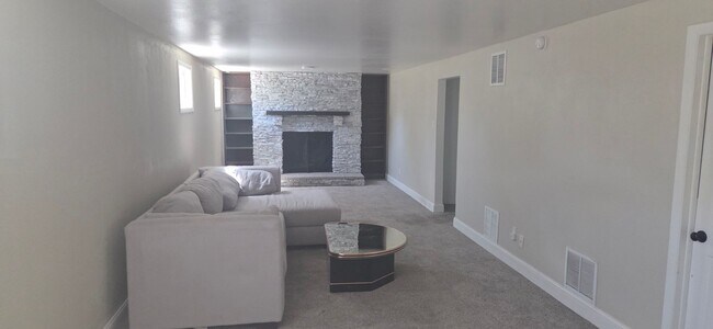 Building Photo - 2906 Cabrillo Cir