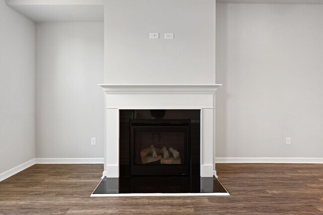 Building Photo - 3 BEDROOM TOWNHOME IN OAKWOOD!