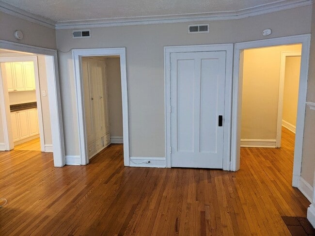 Building Photo - 925 Forest Ave