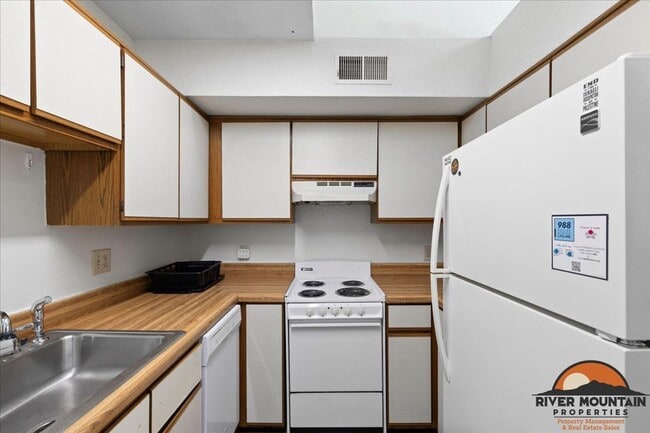 Building Photo - Large Efficiency minutes from Virginia Tech