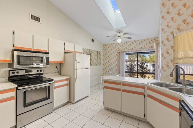 Foto del edificio - 19484 Midway Blvd