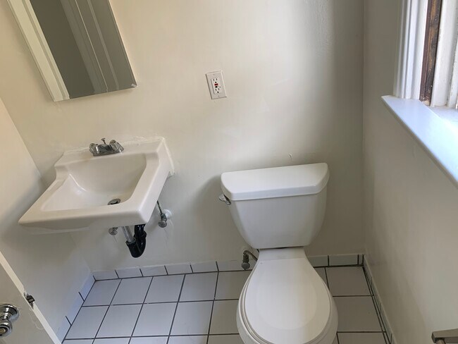 Foto del edificio - 1383 Midvale Ave