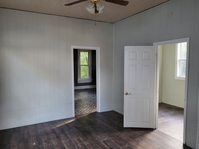 Building Photo - 2 Bed/1 Bath