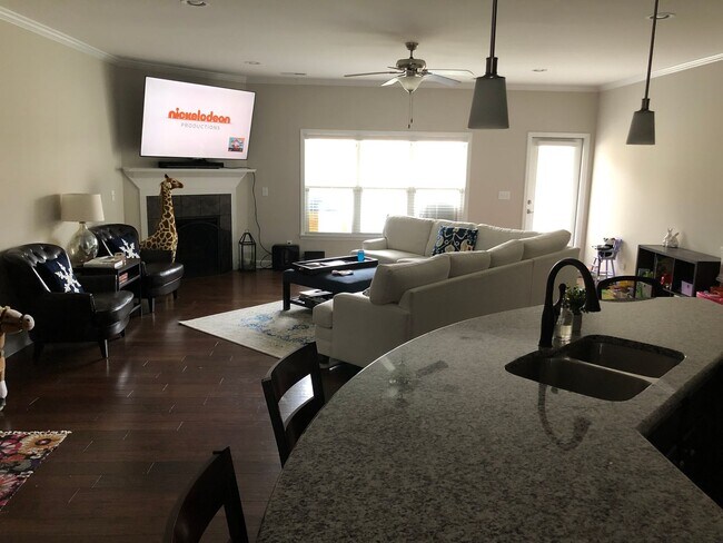 Foto del edificio - 3-Bedroom Townhome Available Eary July!