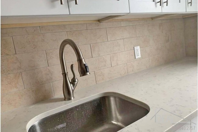 Building Photo - Amazing 3 Bedroom for Rent in Cypress Hills