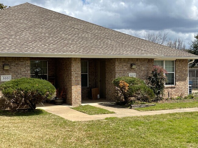 Foto del edificio - College Station - 3 Bedrooms / 3 bath Dupl...