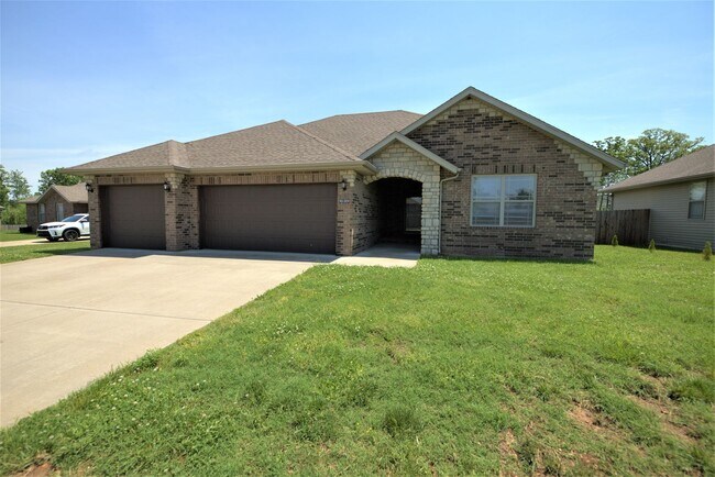 Building Photo - 4 Bedroom home with fenced backyard
