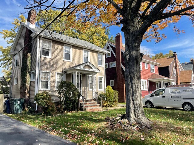 Building Photo - 4 Bed - 1 Bath Single Family Home in Cleve...