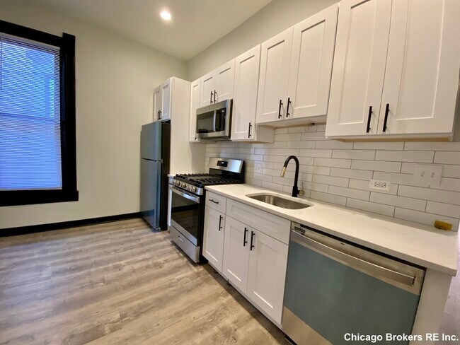 Building Photo - 411 W Belden Ave