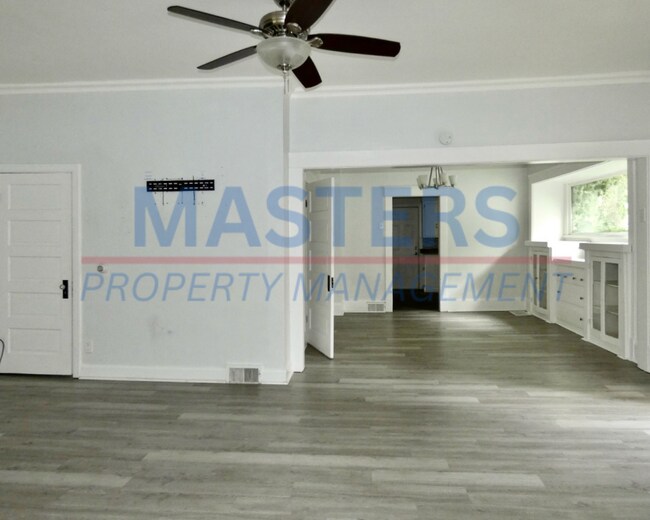 Building Photo - Three Bedroom House