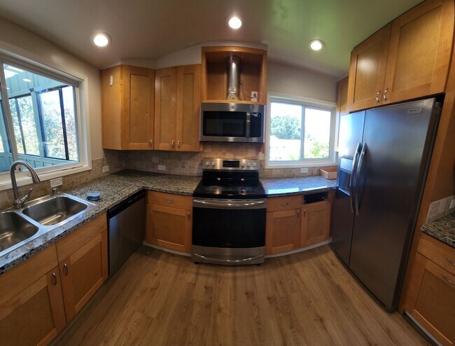 Foto del edificio - Large 5 Bedroom Home close to Poly Campus!!