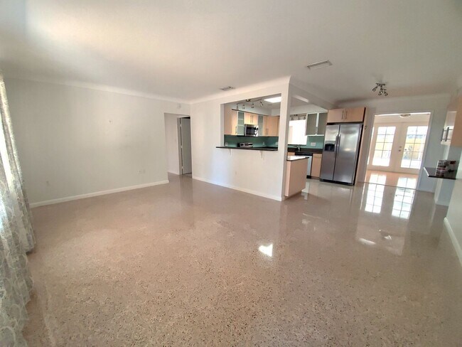 Building Photo - Stunning Pool Home in Sapphire Shores – West of the Trail Near the Ringling Museum