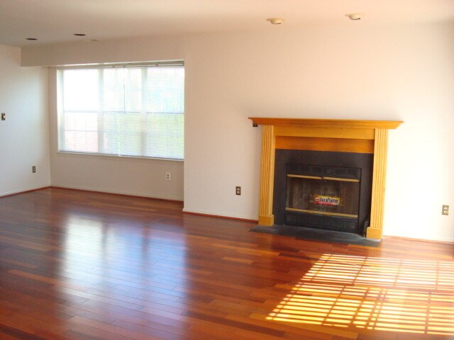 Foto del edificio - End Unit Townhouse Available Now