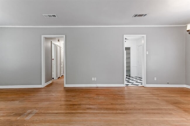 Building Photo - 1510 S Montreal Ave