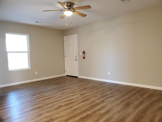 Building Photo - 142 Cane Creek Ln