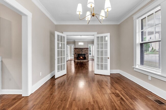 Building Photo - Gorgeous, renovated Midtown 3/1.