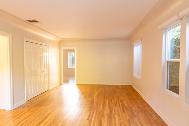 Building Photo - 809 N Sweetzer Ave