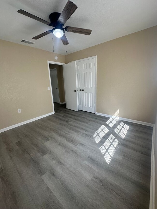 Building Photo - 4 Bed/2 Bath House