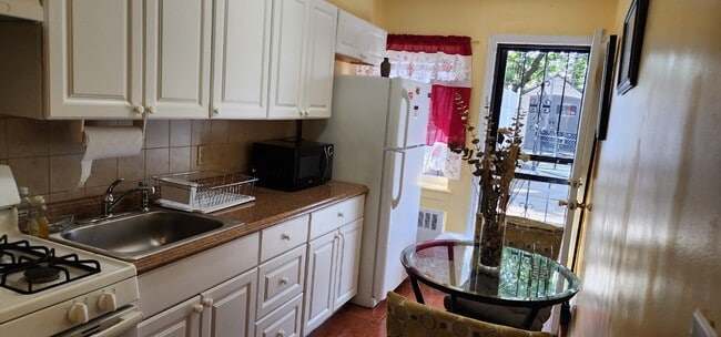 Building Photo - Furnished 6-12 months Entry-Level, Huge be...