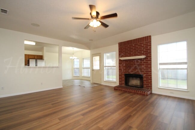 Building Photo - Charming 3-Bed, 2-Bath Home with Spacious Backyard