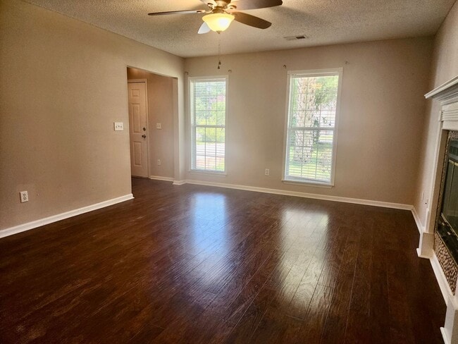 Building Photo - Beautiful 4 Bedroom Home in Center Lake Su...