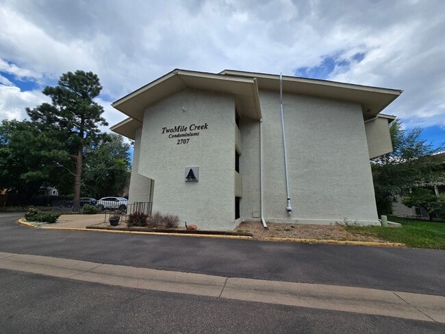 Two Mile Creek, Fresh and Modern Second Floor Condo - Two Mile Creek, Fresh and Modern Second Floor Condo