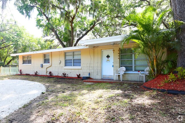 Foto del edificio - 603 6th St NE Largo, FL 33770