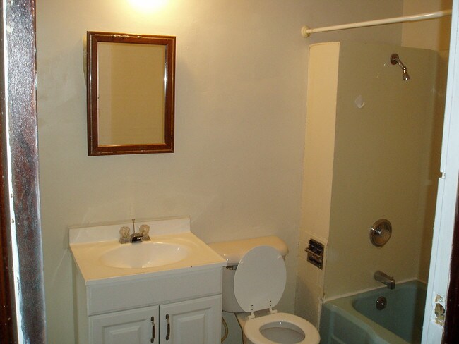 Bath - 4507 Woburn Ave