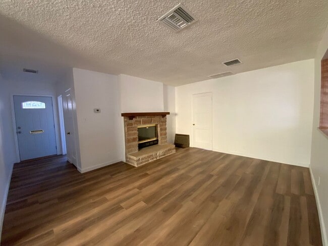 Building Photo - Charming 3 Bed, 2 Bath Reseda Home with Bu...