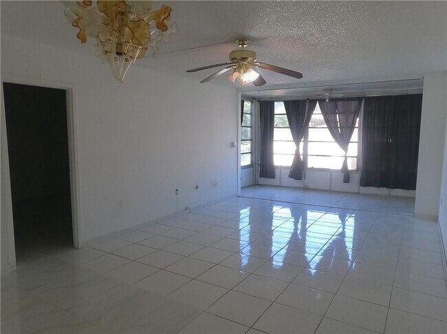 Foto del edificio - 8390 Sands Point Blvd