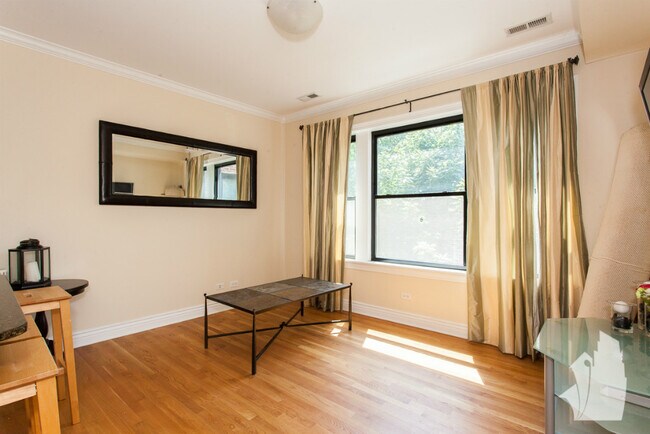 Foto del edificio - 560 W Deming Pl