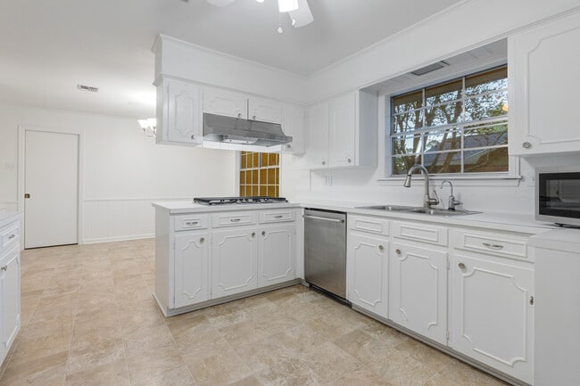 Foto del edificio - 225 Aurore Ave