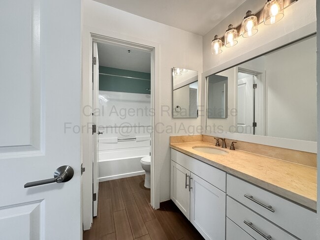 Foto del edificio - 6400 Christie Ave