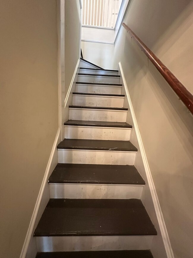 Building Photo - 2 Bed 1 Bath Apartment with Historic Charm