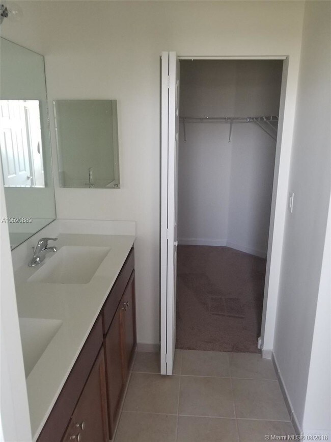 Foto del edificio - 9071 NW 183rd St