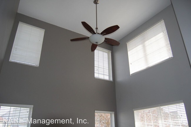 Building Photo - 4 br, 3.5 bath House - 566 W. Seaton Drive