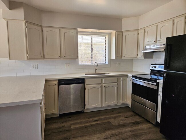 Foto del edificio - Updated 4 Bed Home with Large Yard