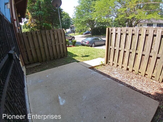 Building Photo - 2 br, 1.5 bath House - 2312 Ewing Avenue #5