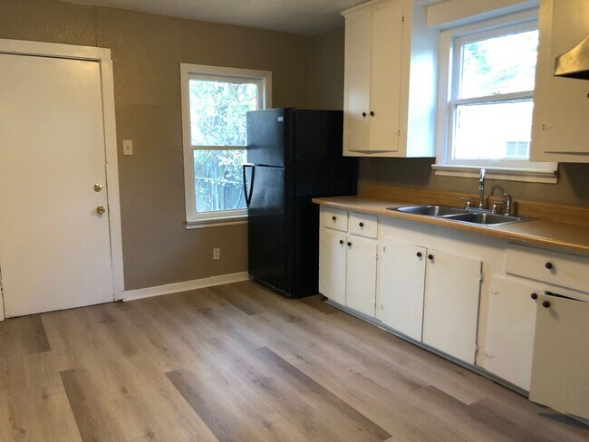 Foto del edificio - Nice 2 bedroom/1.5 bathroom house with fully fenced yard!