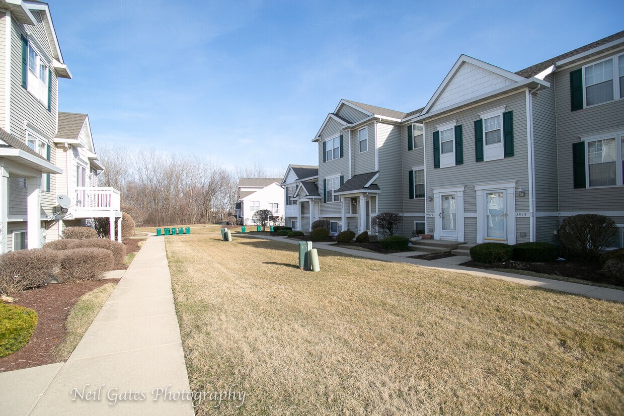 2917 Woodside Dr, Joliet, IL 60431 Townhouse for Rent in Joliet, IL