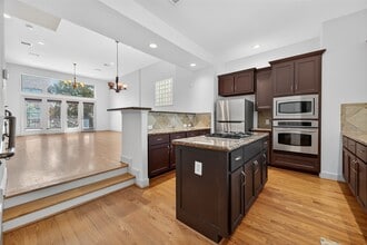Building Photo - 5018 Lillian St