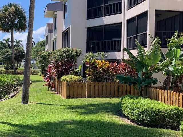 Foto del edificio - 1660 12 Oaks Way