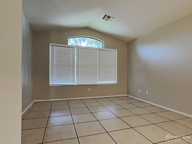 Foto del edificio - 1805 N 127th Dr