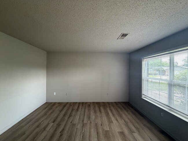 Building Photo - 905 Maple Dr