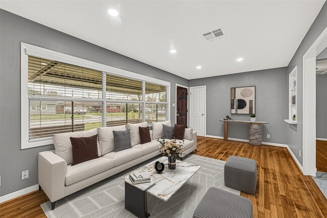 Building Photo - 1853 Huge Oaks St