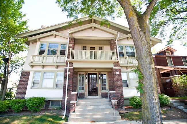 Foto del edificio - 3000 N Oakland Ave