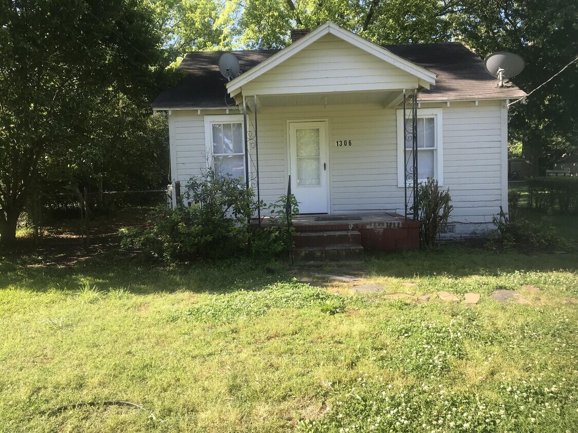 Primary Photo - 1306 Lucky St
