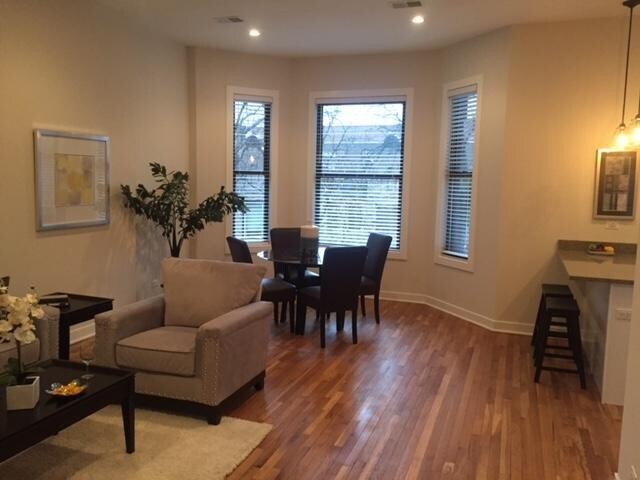 Building Photo - 3 bedroom in Chicago IL 60657