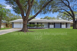 Building Photo - 413 Cloudmont Dr